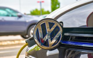 VW: Το πρόβλημα δεν είναι ο νέος στόχος της Ε.Ε., αλλά οι μπαταρίες
