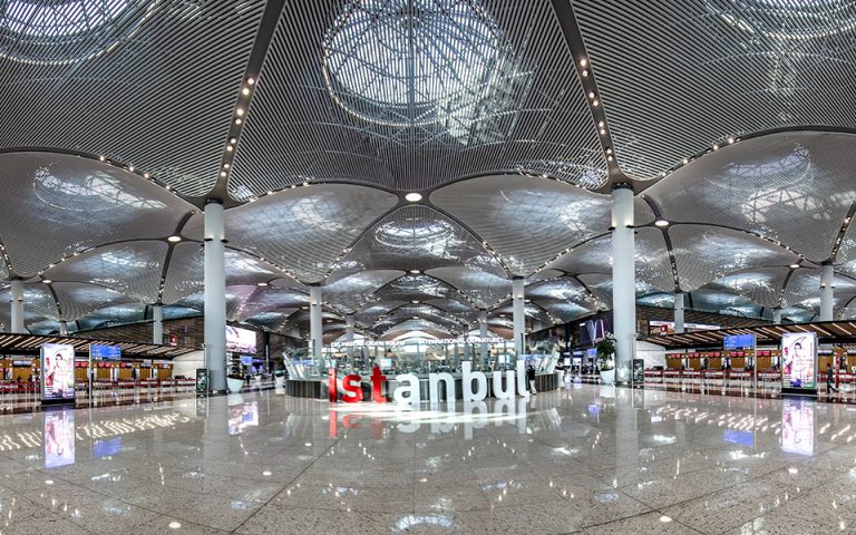 To αεροδρόμιο της Κωνσταντινούπολης έκλεψε το στέμμα από το Χίθροου