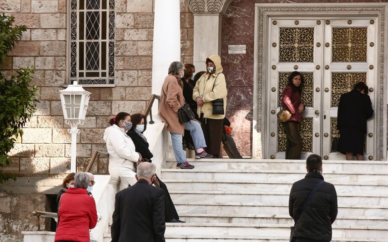 Reuters: Οι Έλληνες Χριστιανοί αψηφούν τις απαγορεύσεις για τον κορωνοϊό
