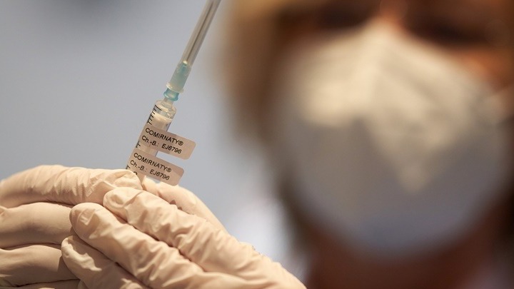 Bloomberg: Γιατί οι εμβολιασμένοι εξακολουθούν να κινδυνεύουν από τον κορωνοϊό