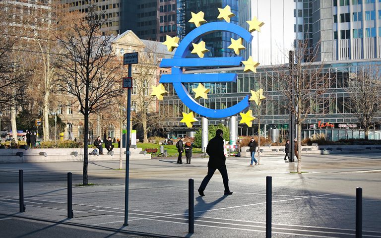 Κομισιόν: Περισσότερο αισιόδοξη για ανάπτυξη και χρέος στην Ευρωζώνη 