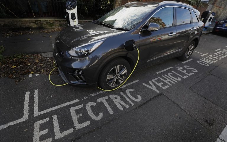 ΗΠΑ: Τα μισά από τα νέα αυτοκίνητα που θα πωληθούν έως το 2030 θα είναι ηλεκτρικά