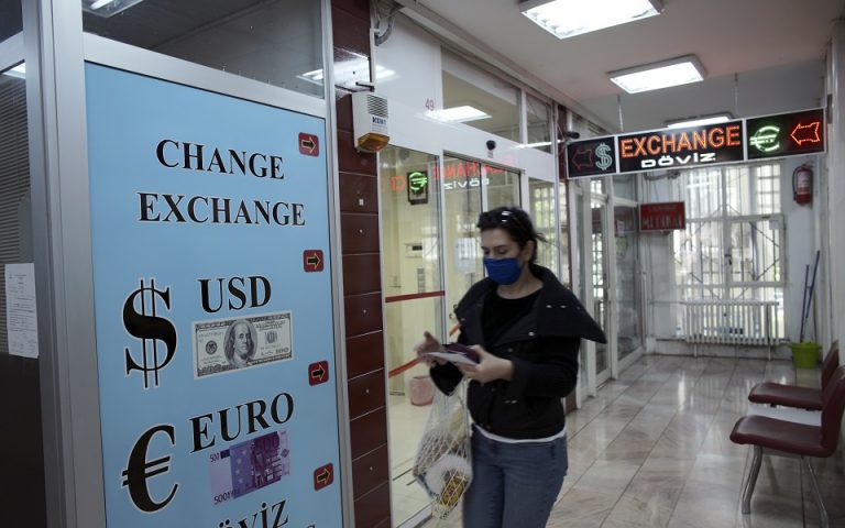Μειώνεται η «όρεξη» των Τούρκων για δολάρια