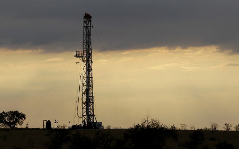 «Βουτιά» άνω του 4% για το πετρέλαιο