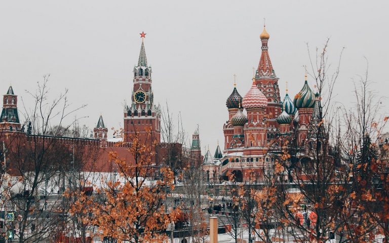 Ρωσία: Αντιμέτωπη με μία χαμένη δεκαετία εξαιτίας των θανάτων ρεκόρ του Νοεμβρίου