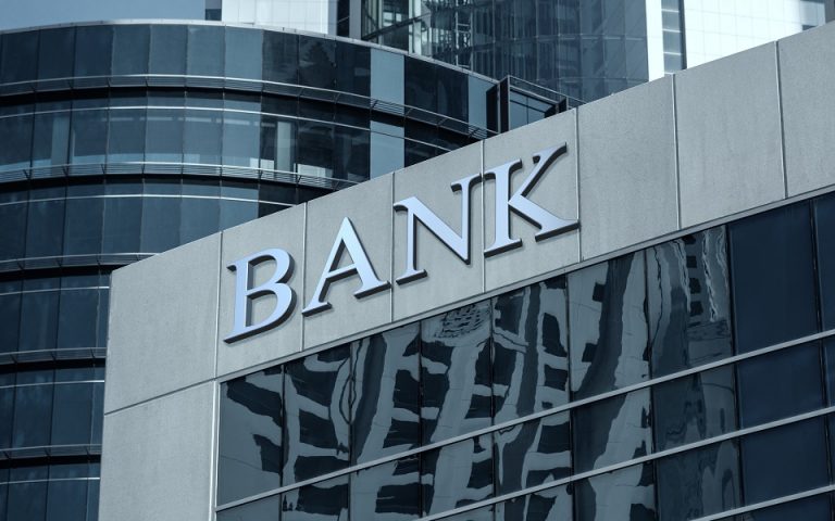 Ευρώπη: Οι τράπεζες και η πολιτική των επιπλέον χρεώσεων 