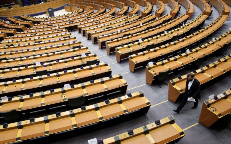 Επαρκή κατώτατο μισθό και ίσους όρους για τους εργαζομένους ζητά το Ευρωκοινοβούλιο