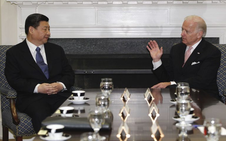 Βελτίωση των σχέσεων με την Κίνα αναμένει «πολύ σύντομα» ο Biden