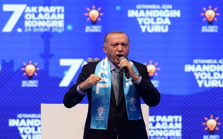 Σε πτώση ξανά η τουρκική λίρα εν μέσω φημολογιών για επιστροφή του Αλμπαϊράκ