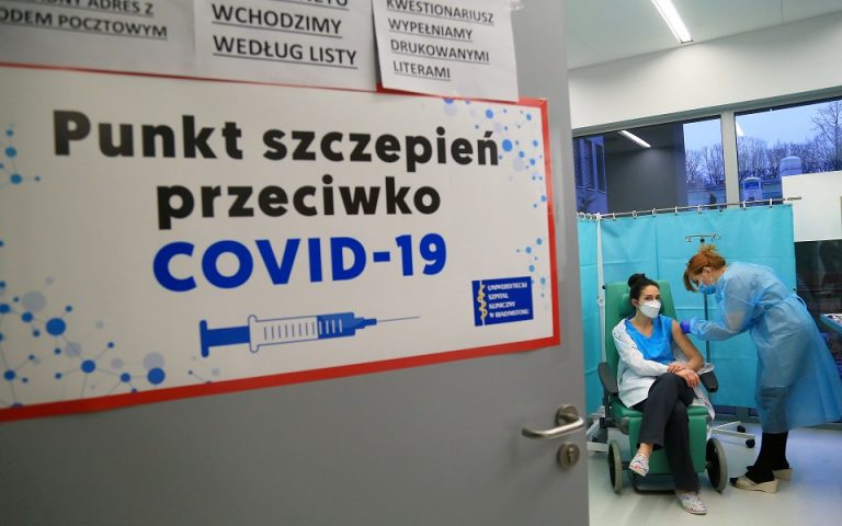 Πολωνία: Δεν θα χορηγήσει το εμβόλιο της AstraZeneca σε άτομα άνω των 60 ετών