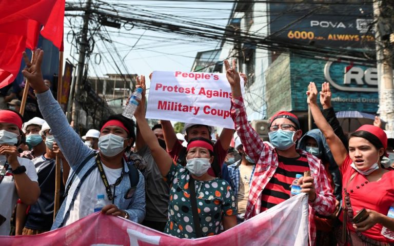 Διαδηλώσεις κατά της δικτατορίας στη Μιανμάρ
