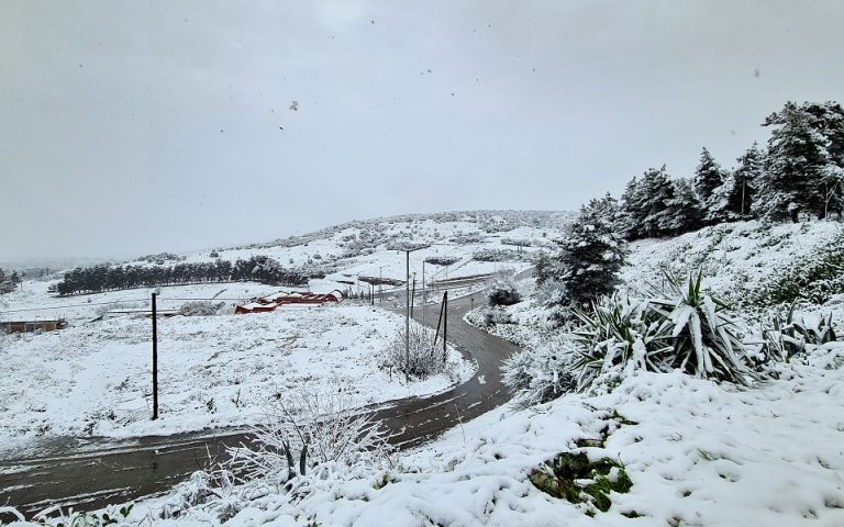 Χιονίζει στα ορεινά της Εύβοιας – Έως την Τετάρτη κλειστά τα σχολεία σε Μαντούδι – Αγία Άννα και Λίμνη