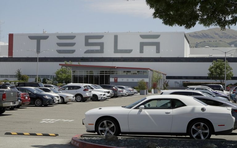 Tesla: Αποζημίωση 137 εκατ. δολαρίων για τον υπάλληλο του ασανσέρ