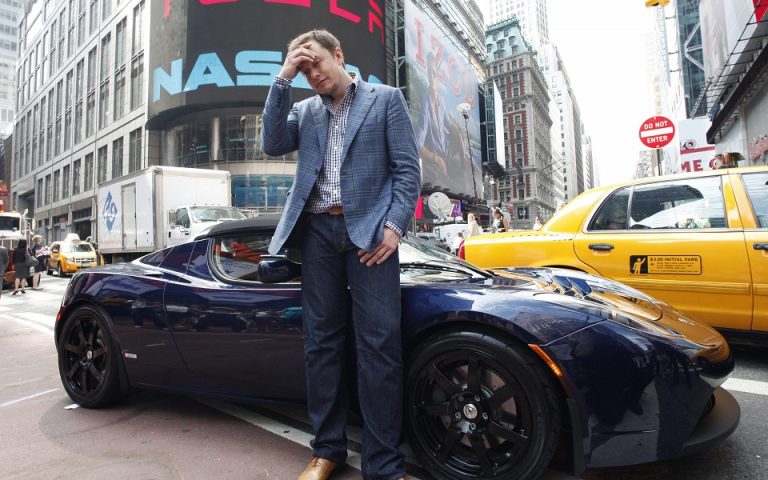 Γιατί ο αδερφός του Έλον Μασκ πούλησε 30.000 μετοχές της Tesla
