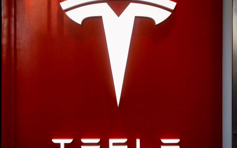 Tesla: Δεν την πτοούν τα προβλήματα με τους ημιαγωγούς