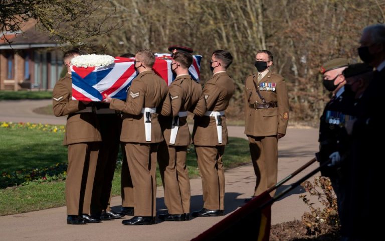 Βρετανία:  Με στρατιωτικές τιμές κηδεύθηκε ο κάπτεν Τομ Μουρ (εικόνες)