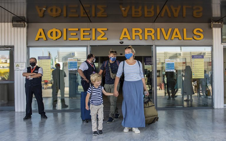 Βρετανία: Θα ανάψει «πράσινο» για τα ταξίδια στην Ελλάδα;