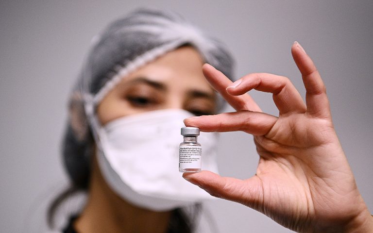 Ισραήλ: Εξίσου αποτελεσματικό με τις κλινικές έρευνες το εμβόλιο της Pfizer