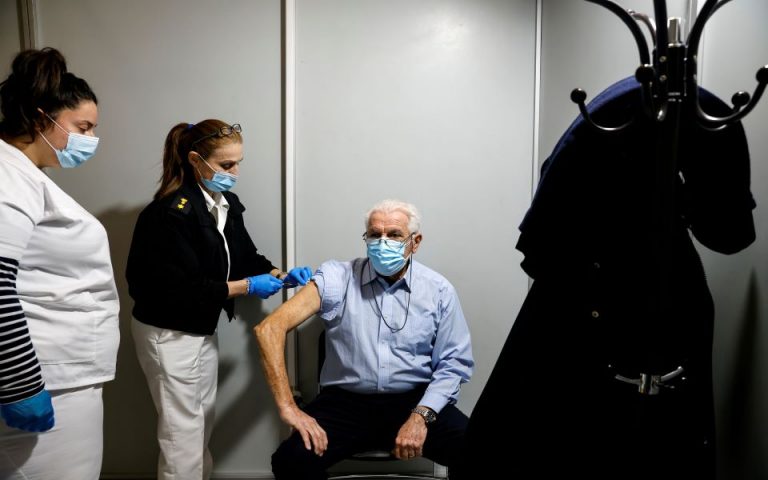Φτάνουν τους 700.000 οι εμβολιασμοί – Πιέζεται το σύστημα υγείας στην Αττική