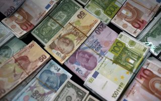 Σε χαμηλό 26 ετών η αναλογία του δολαρίου στα παγκόσμια συναλλαγματικά αποθέματα