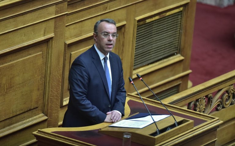 Βουλή: Ο Σταϊκούρας άφησε ανοιχτό να μειωθεί ο ΦΠΑ στα τρόφιμα