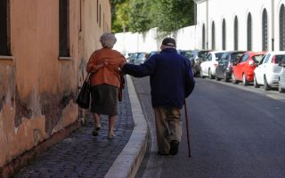 Συνταξιούχοι: Πώς θα εκμεταλλευτούν τη ρύθμιση για 48 δόσεις στα αναδρομικά