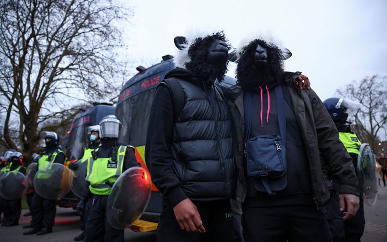 Λονδίνο: 33 συλλήψεις σε διαδήλωση κατά της καραντίνας
