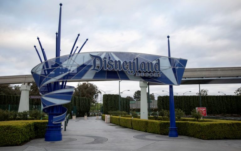 Disneyland: Πιθανή επαναλειτουργία έως τέλη Απριλίου