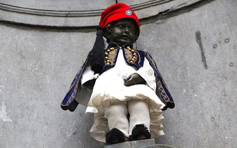 Εύζωνας ντύθηκε το φημισμένο αγαλματάκι των Βρυξελλών