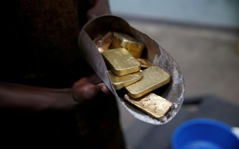 Η άνοδος δολαρίου και αποδόσεων οδήγησαν σε πτώση 1% τον χρυσό