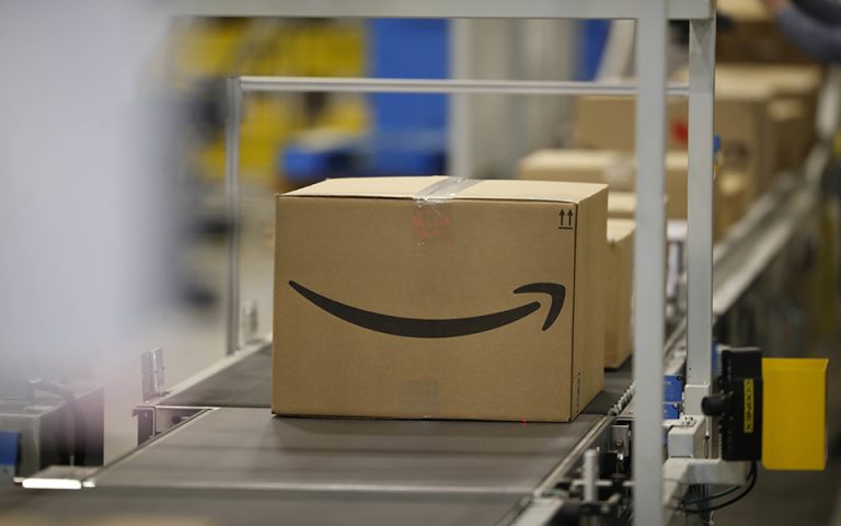 Τι δουλειά έχουν επτά κρεμάλες σε αποθήκη της Amazon;