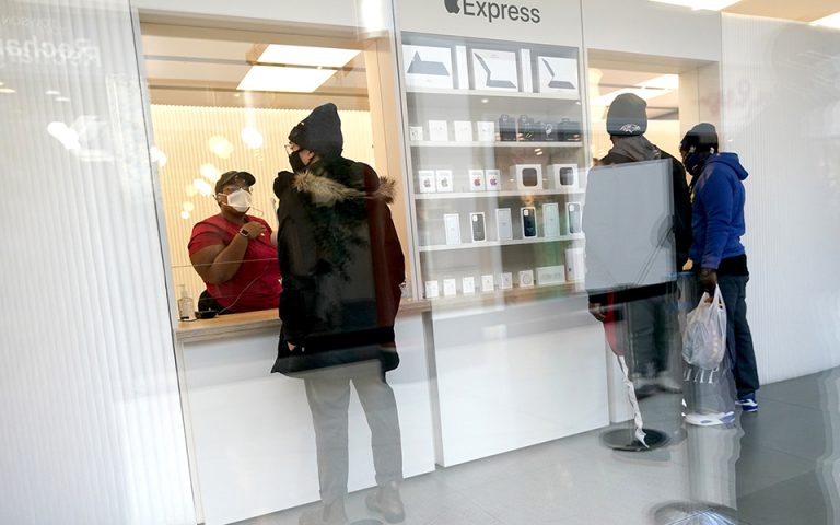 Apple: Σε λειτουργία και τα 271 καταστήματα στις ΗΠΑ για πρώτη φορά μετά την πανδημία 