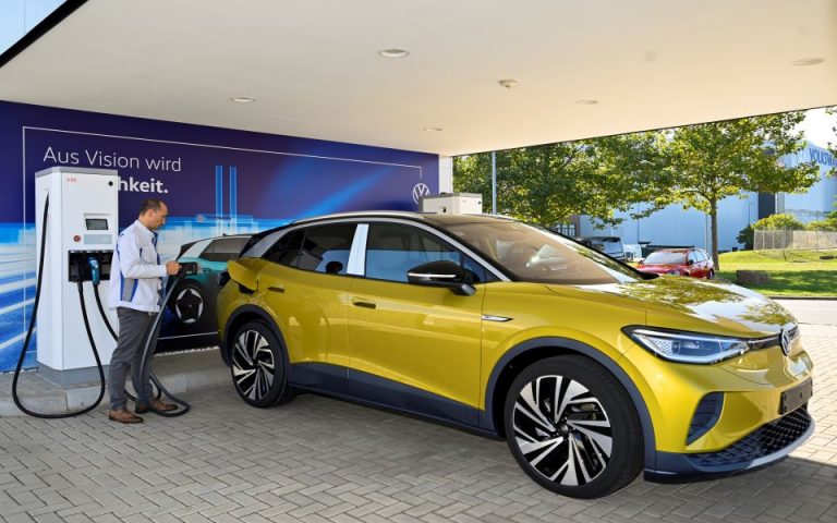Στήριξη από Βρυξέλλες ζητά η VW για κατασκευή μονάδας μπαταριών ηλεκτρικών οχημάτων σε Ισπανία