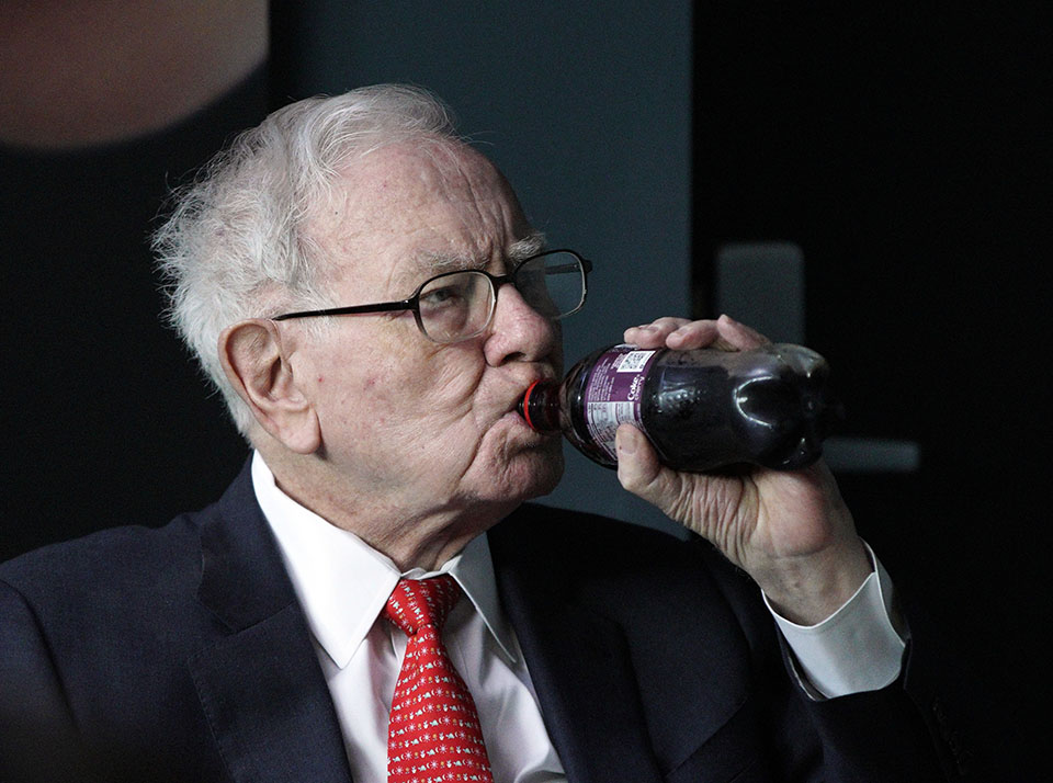 Warren Buffett: Πίνει 5 κουτάκια Coca Cola την ημέρα – Γιατί άλλαξε από Pepsi