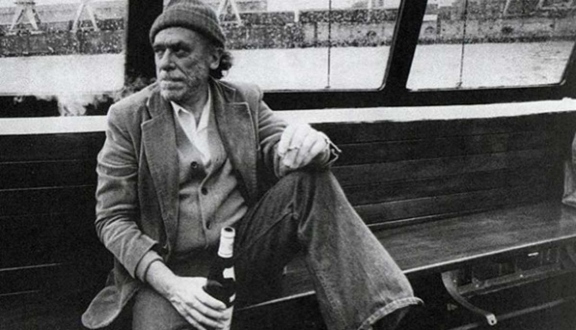 Γιατί αγαπάμε τόσο πολύ και ταυτόχρονα “μισούμε” τον Charles Bukowski;