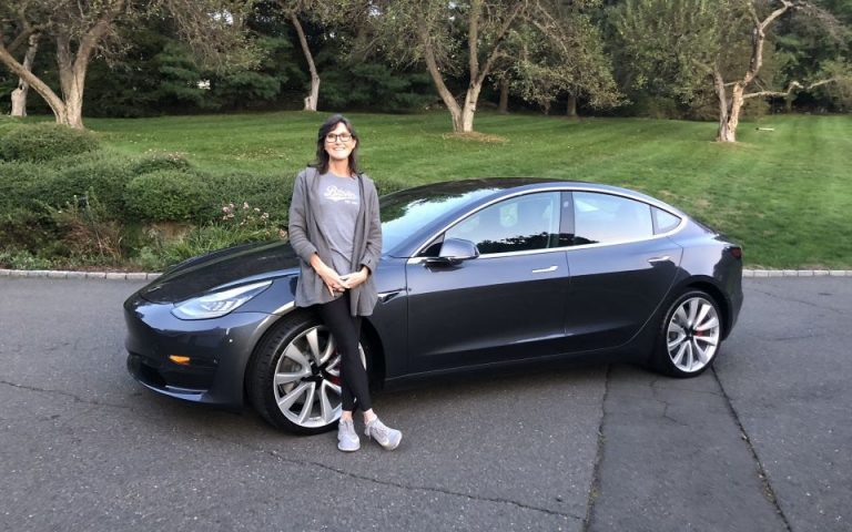 Ποια είναι η Cathie Wood που βλέπει την Tesla στα 3.000 δολάρια