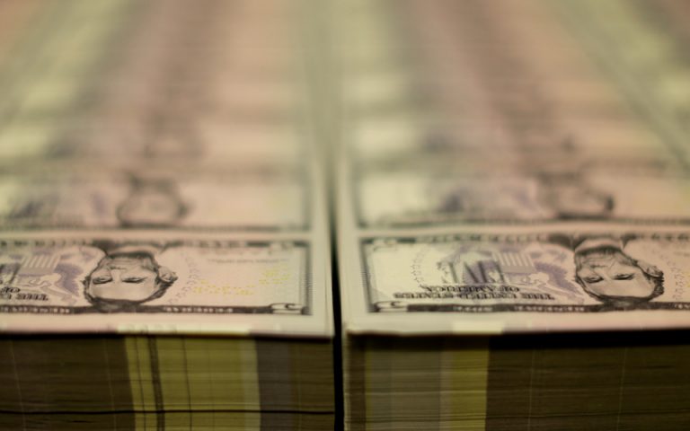 Τα πρώτα χρήματα από το πακέτο 1,9 τρισ. δολαρίων στους λογαριασμούς των Αμερικανών