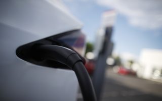 «Φρενάρουν» τα ηλεκτρικά αυτοκίνητα στην Ευρώπη – Απειλούνται οι στόχοι