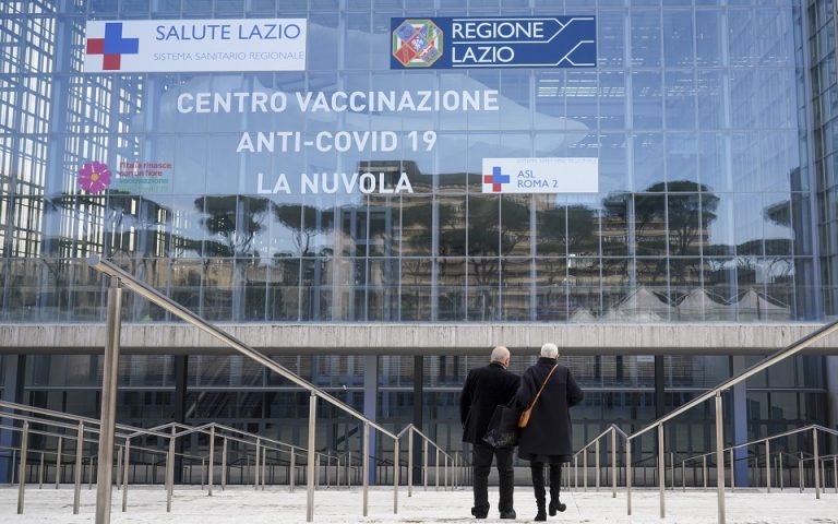 Ιταλικό δικαστήριο: Δεν δικαιούνται μισθό υγειονομικοί- αρνητές των εμβολίων
