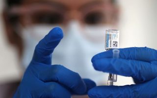 Κορωνοϊός: Η πρώτη χώρα που σταματά τους εμβολιασμούς