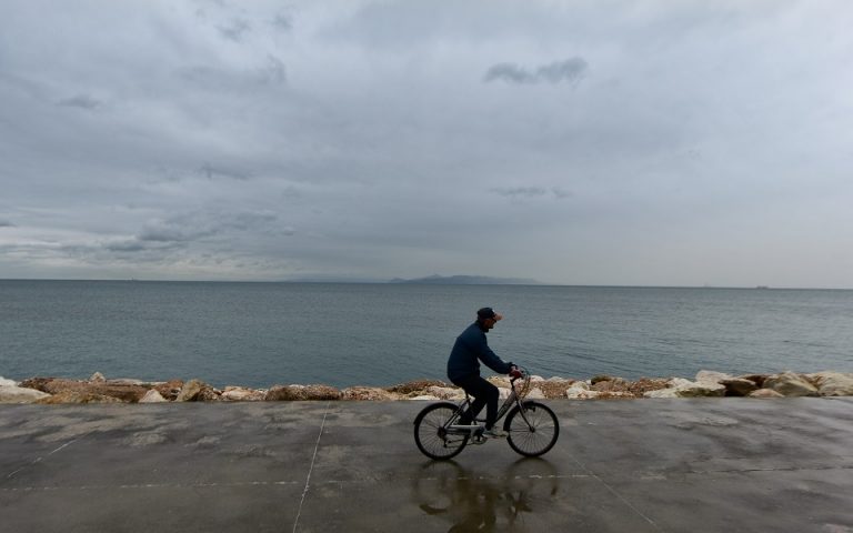 Βροχές και καταιγίδες στα βορειοανατολικά – Ισχυροί άνεμοι στο Αιγαίο