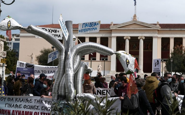 Πορεία διαμαρτυρίας από καλλιτέχνες στο κέντρο της Αθήνας