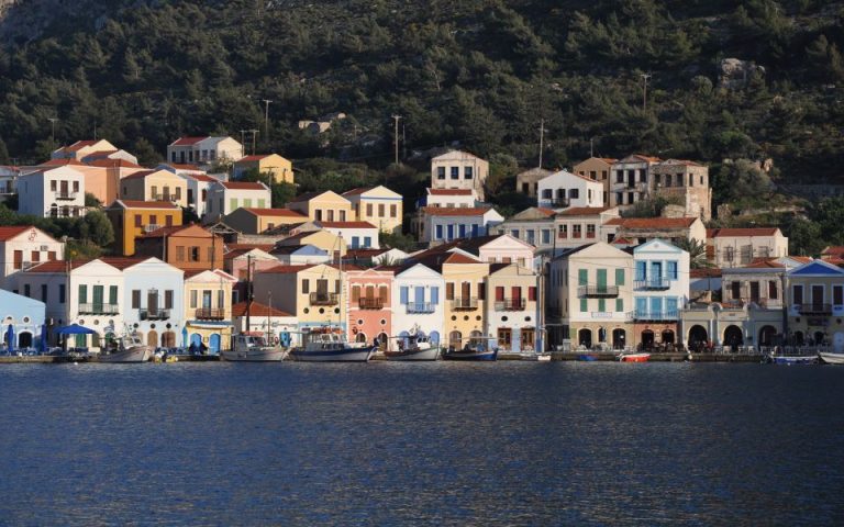 Politico: Γιατί η Ελλάδα ποντάρει φέτος στα μικρά νησιά