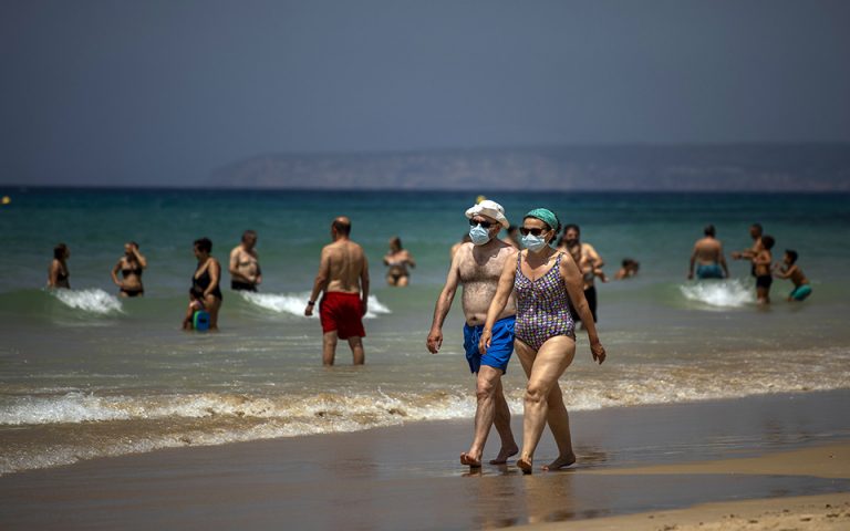 Ισπανία: Ταφόπλακα για τον τουρισμό οι μάσκες στην παραλία;