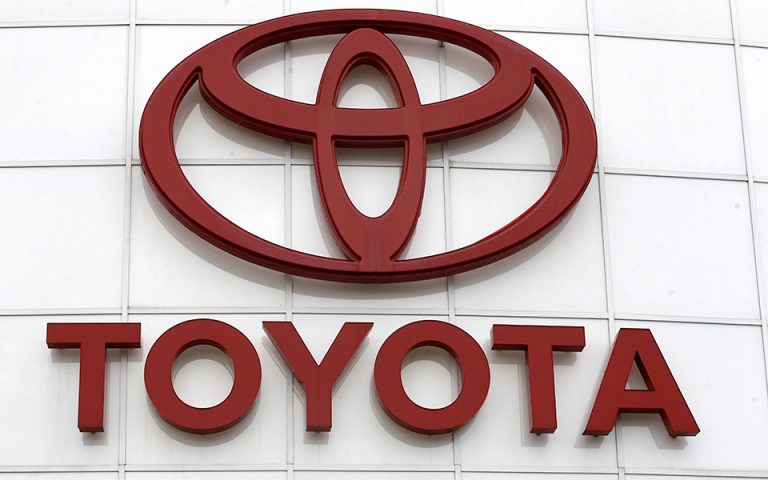Η Toyota κόβει κατά 40% τη μηνιαία παραγωγή