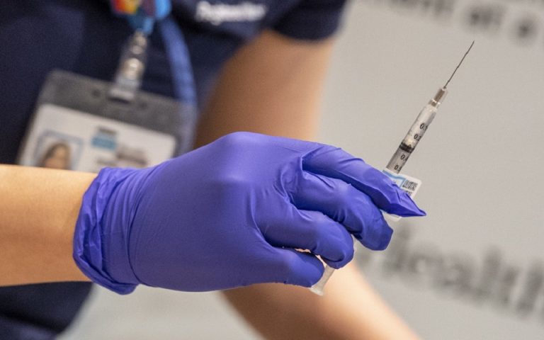 Εθνική Επιτροπή Εμβολιασμών: «Ναι» στη συνέχιση χρήσης του εμβολίου της AstraZeneca