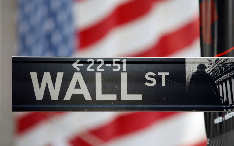 Wall Street: Ηπια πτώση με πετρέλαιο και Fed στο επίκεντρο