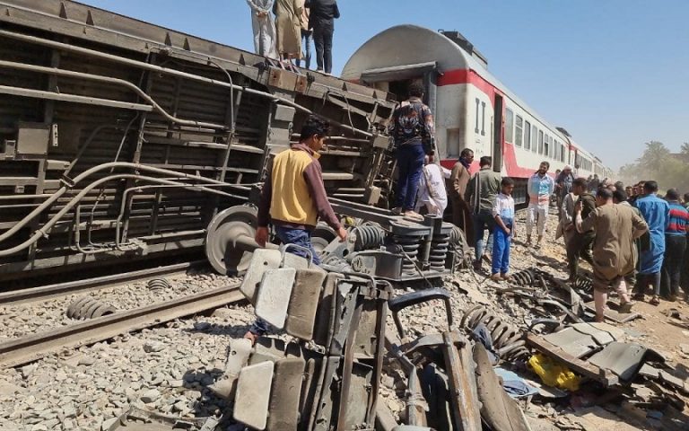Δεκάδες νεκροί σε σιδηροδρομικό δυστύχημα στην Αίγυπτο