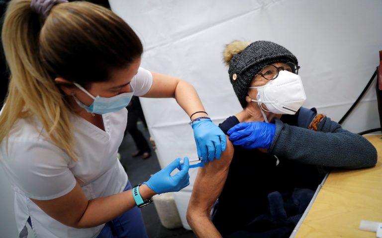 Πόσο πίσω έχει μείνει η Ευρώπη στους εμβολιασμούς;