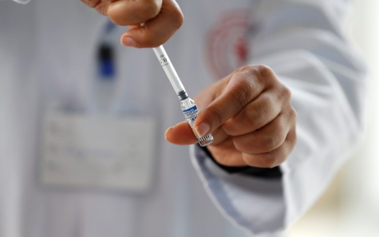 Εμβόλια: Άνοιξε η πλατφόρμα για τους 45 – 49